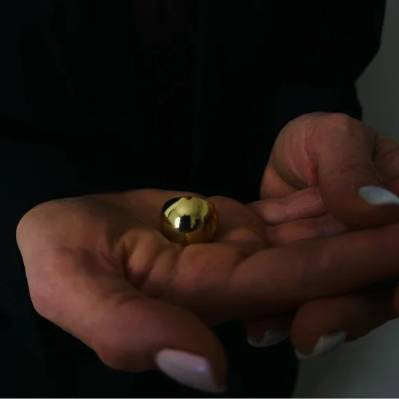 New Gold Chunky Ring Exaggerated - Picture 5 of 7